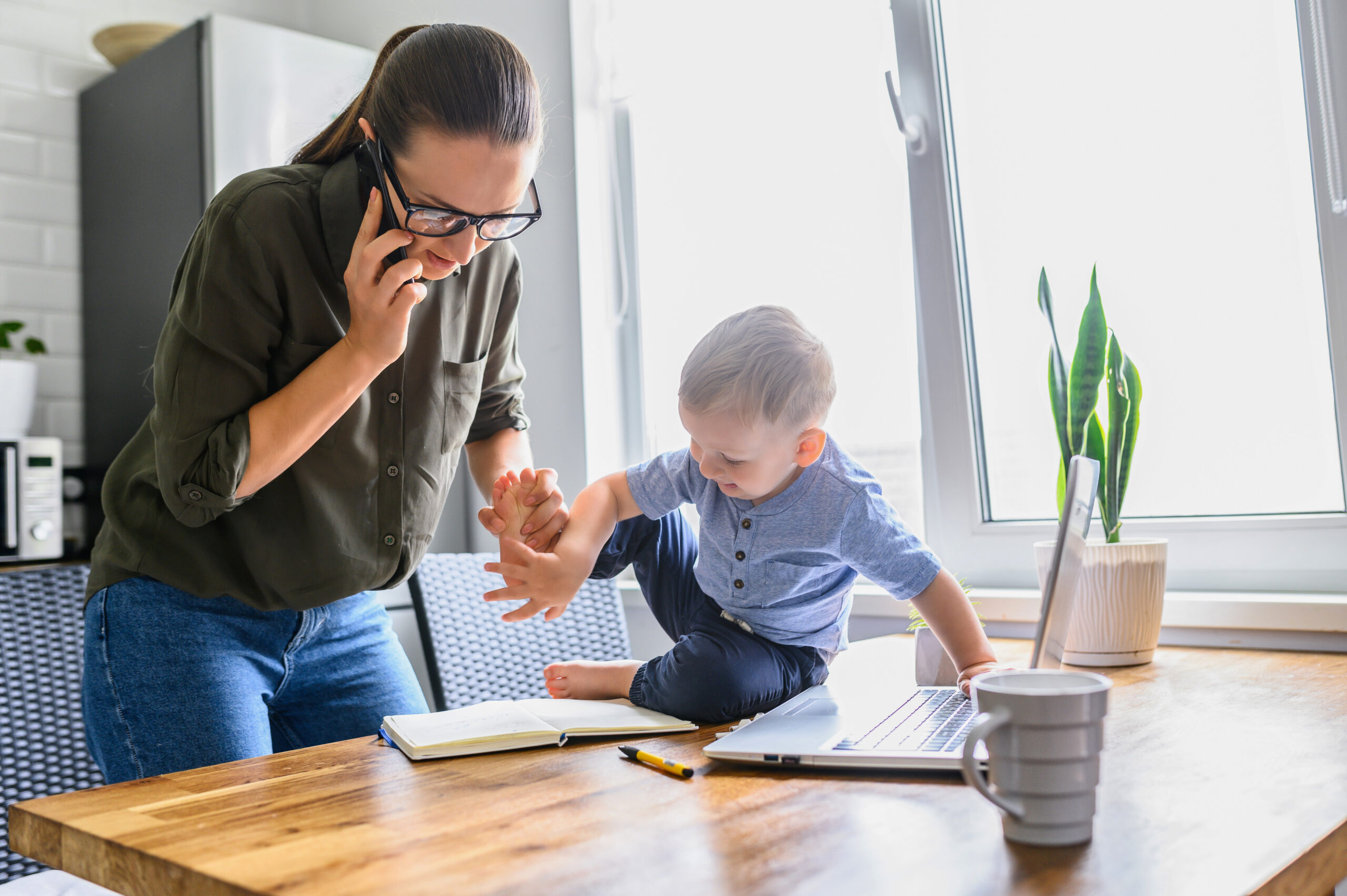 mère travaillant à domicile avec un enfant