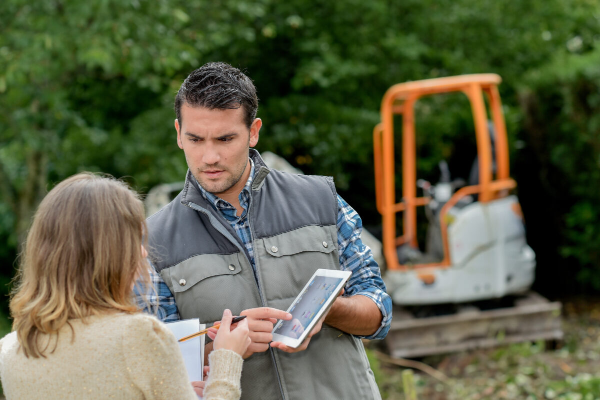 customer and contractor discussing something