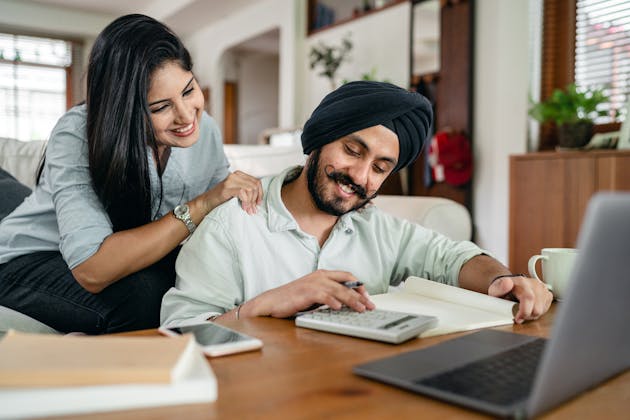 couple faisant de la comptabilité