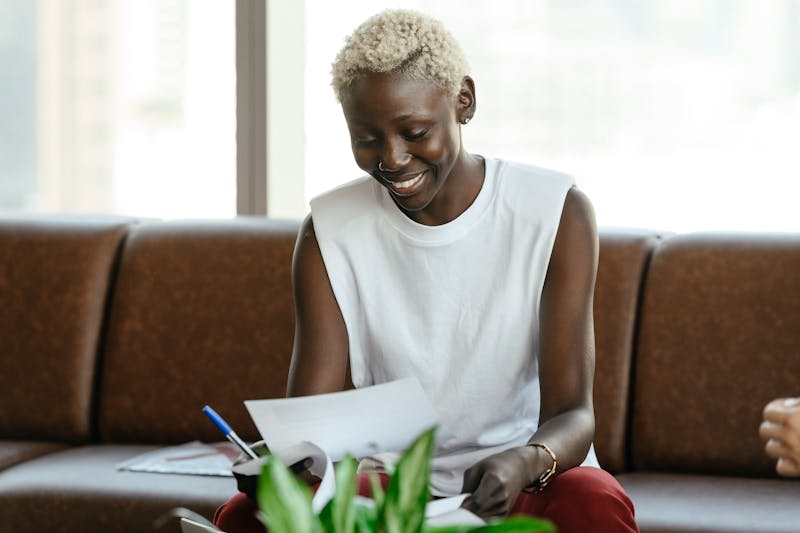 femme souriante regardant des papiers