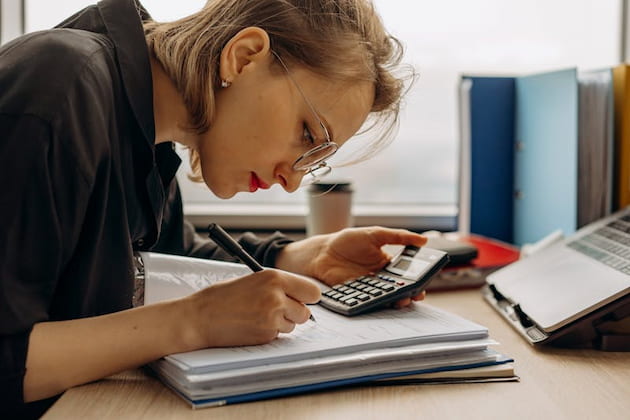 femme faisant des chiffres