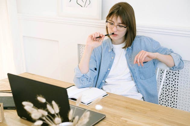 la femme réfléchit aux types de structures d'entreprise