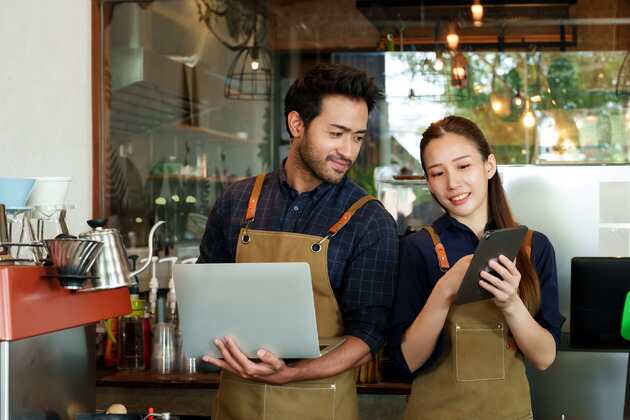 les chefs d'entreprise qui utilisent un ordinateur portable ou une tablette pour faire de la comptabilité