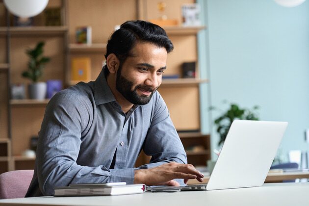 hombre que registra su empresa