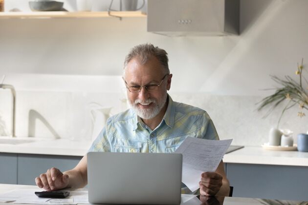 propriétaire d'une petite entreprise faisant de la comptabilité