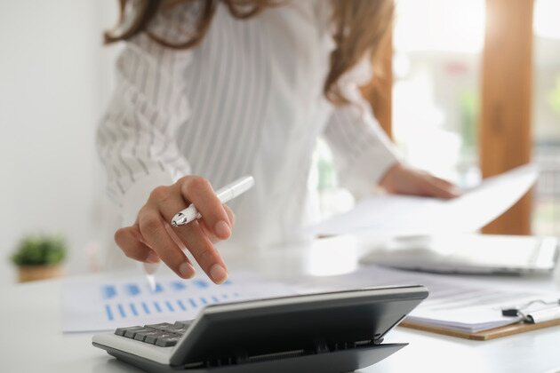 mujer que calcula los flujos de caja