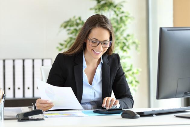 mujer realizando tareas contables