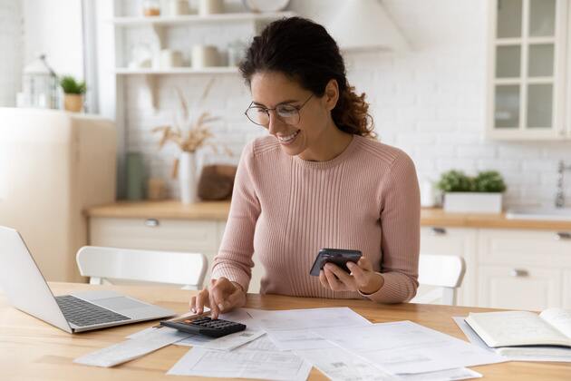 mujer que lleva la contabilidad en casa