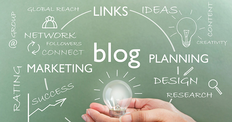Manos-sujetando-una-bombilla-de-luz-bajo-la-palabra-Blog.