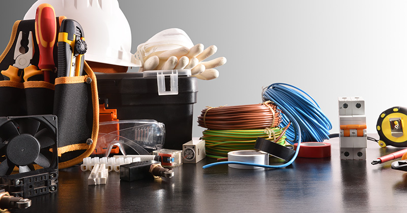 Una-colección-de-equipos-eléctricos-exhibidos-en-una-mesa.